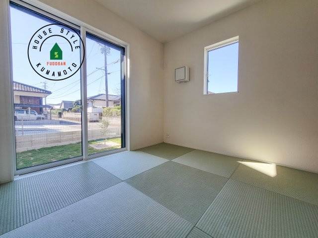 合志市須屋群窪第1-2棟（1号棟）の和室|和室を上手に活用すると暮らし方の幅が広がります。例えば普段は開け放して、子供の小さいうちはお昼寝や遊びのスペースに。畳はソフトなので転んでもケガをしにくく安心です
