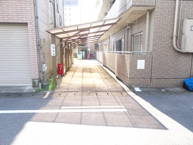 エスポアトミダの駐車場