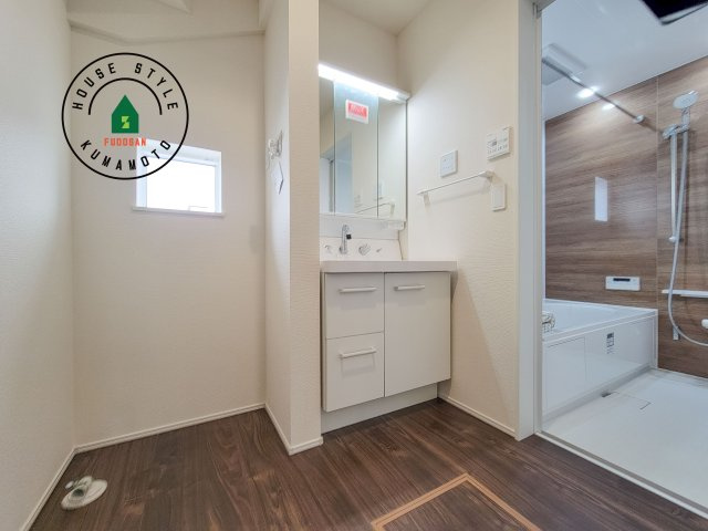 合志市須屋群窪第1-2棟（2号棟）の脱衣所|ゆとりの洗面スペースで朝の身支度もスムーズに。暮らしを快適に変えるシャワー付洗面台です！