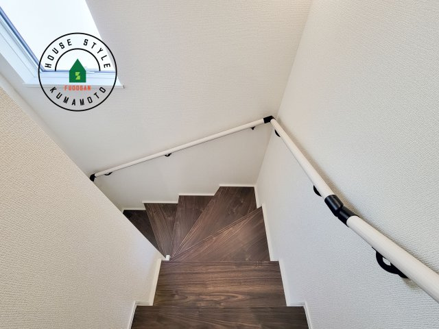 合志市須屋群窪第1-2棟（2号棟）の内装|＜手すり付階段＞手すりがないと階段の昇り降りで危険なことはもちろん、壁に手をつきながら歩くことで壁紙が汚れやすくなります。すべての方に快適に昇り降りしていただくため、手すりを設置しました。