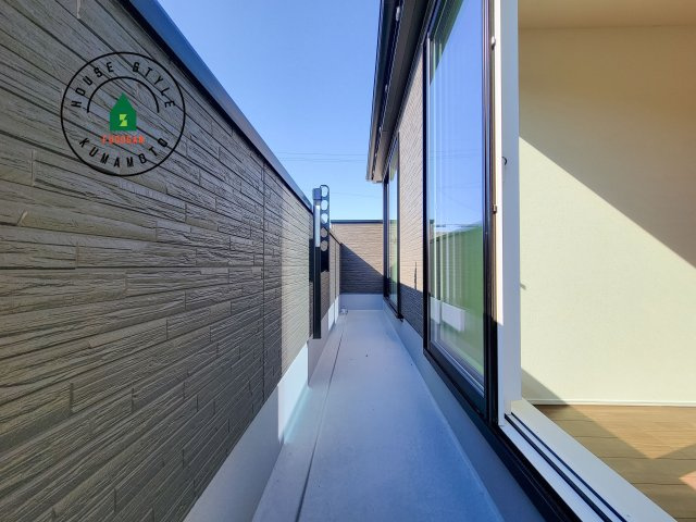 合志市須屋群窪第1-2棟（2号棟）のバルコニー|風をしっかりと感じられるバルコニーでは、毎日が洗濯日和です。広々としているので洗濯も楽しくなるでしょうし、気分転換にバルコニーからの眺めを楽しむのもいいでしょう。