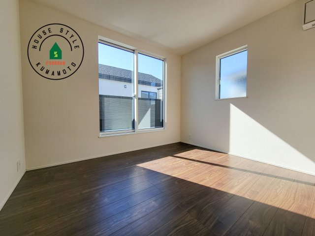 合志市須屋群窪第1-2棟（2号棟）の洋室|採光良好な洋室は全居室、複層ガラスの遮熱効果と断熱効果で、一年中快適に過ごせます。