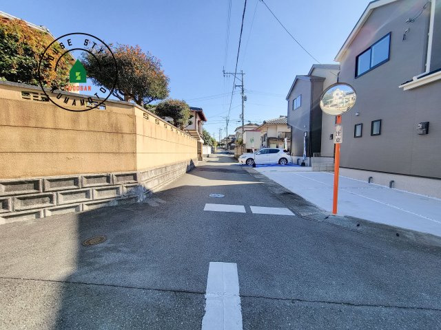 合志市須屋群窪第1-2棟（2号棟）の前面道路含む現地写真|前面道路です。