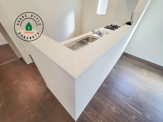 合志市須屋群窪第1-2棟（2号棟）のダイニング|キッチンから立ち込める香りが今日の料理を期待させます。