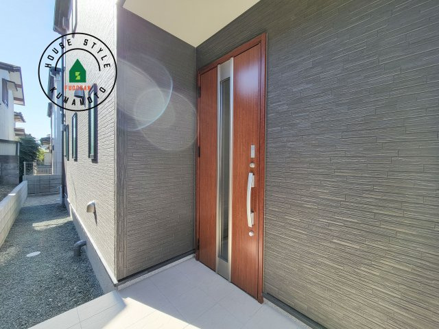 合志市須屋群窪第1-2棟（2号棟）の玄関|おでかけの時も帰った時も、「我が家」を最初に感じでもらえる素敵な空間に。