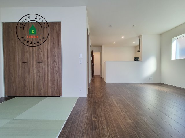 合志市須屋群窪第1-2棟（2号棟）の居間・リビング|多くの時間を過すことになるリビングだからこそ、いつも穏やかな空間・解放感が味わえ毎日が充実します。