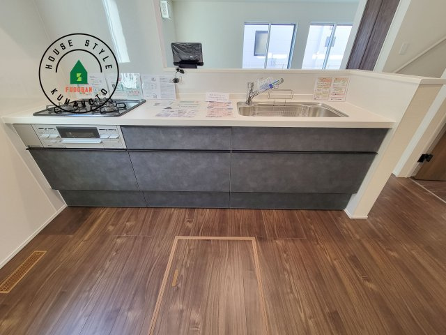 合志市須屋群窪第1-2棟（2号棟）のキッチン|ご家族を近くに感じられる対面キッチンのLDK。会話もはずみそうですね。