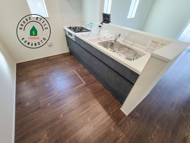 合志市須屋群窪第1-2棟（2号棟）のキッチン|ダイニングテーブルへの配膳がラクラク、お料理はかどるカウンター付きシステムキッチン！