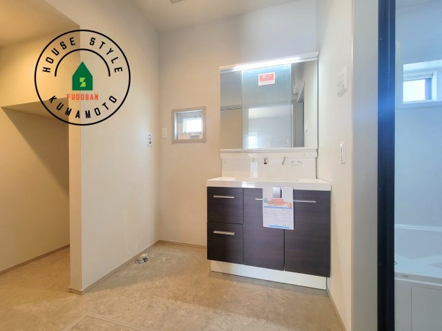 熊本市西区田崎1丁目第1-2棟（2号棟）の脱衣所|ゆとりの洗面スペースで朝の身支度もスムーズに。暮らしを快適に変えるシャワー付洗面台です！