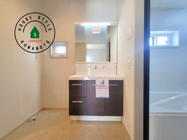 熊本市西区田崎1丁目第1-2棟（2号棟）の独立洗面台|毎日使うものだから清潔な空間を保ちたい水回り。洗面にはそんな願いを解消させてくれる収納アイデアが満載です。三面鏡の裏側にはキャビネットが現れ小物から背の高い物まで収納できます。