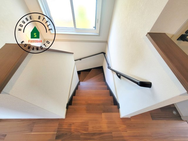 熊本市西区田崎1丁目第1-2棟（2号棟）の内装|＜手すり付階段＞手すりがないと階段の昇り降りで危険なことはもちろん、壁に手をつきながら歩くことで壁紙が汚れやすくなります。すべての方に快適に昇り降りしていただくため、手すりを設置しました。