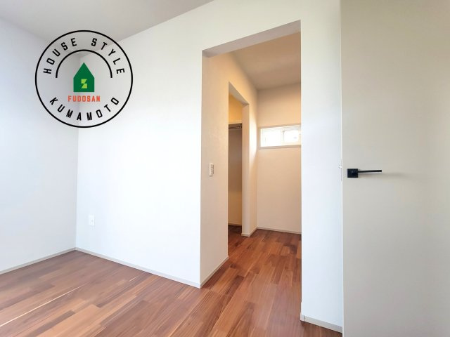 熊本市西区田崎1丁目第1-2棟（2号棟）の収納|洋服や大きな荷物が多い方や人数の多いご家族などは、一般的なクローゼットよりもウォークインクローゼットのほうが使い勝手が良いです。