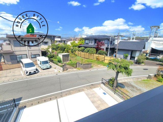 熊本市西区田崎1丁目第1-2棟（2号棟）の展望|窓から緑が見える物件も魅力的です。