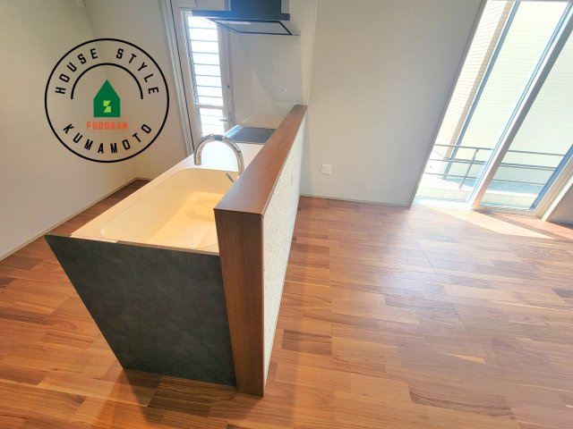 熊本市西区田崎1丁目第1-2棟（2号棟）のダイニング|キッチンから立ち込める香りが今日の料理を期待させます。