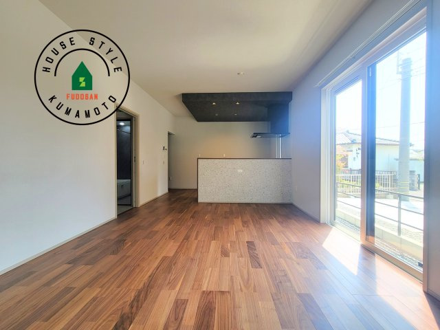 熊本市西区田崎1丁目第1-2棟（2号棟）の居間・リビング|多くの時間を過すことになるリビングだからこそ、いつも穏やかな空間・解放感が味わえ毎日が充実します。