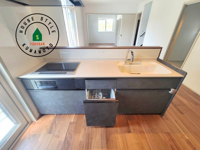 熊本市西区田崎1丁目第1-2棟（2号棟）のキッチン|ご家族を近くに感じられる対面キッチンのLDK。会話もはずみそうですね。