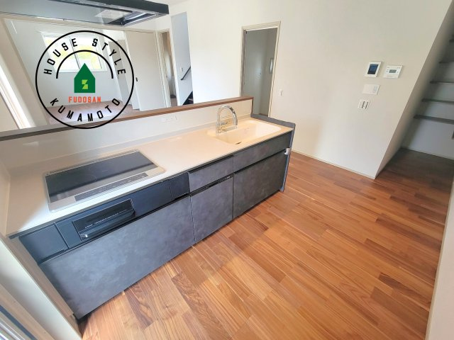 熊本市西区田崎1丁目第1-2棟（2号棟）のキッチン|ダイニングテーブルへの配膳がラクラク、お料理はかどるカウンター付きシステムキッチン！