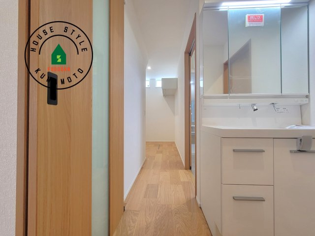 熊本市中央区薬園町第1-2棟（1号棟）の脱衣所|ゆとりの洗面スペースで朝の身支度もスムーズに。暮らしを快適に変えるシャワー付洗面台です！