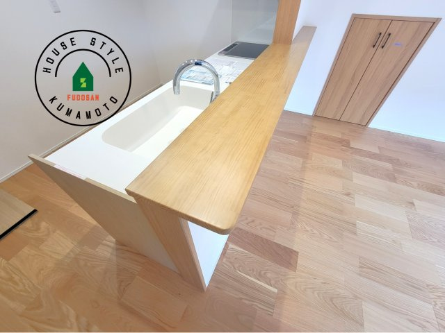 熊本市中央区薬園町第1-2棟（1号棟）のダイニング|キッチンから立ち込める香りが今日の料理を期待させます。