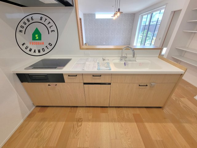 熊本市中央区薬園町第1-2棟（1号棟）のキッチン|ご家族を近くに感じられる対面キッチンのLDK。会話もはずみそうですね。