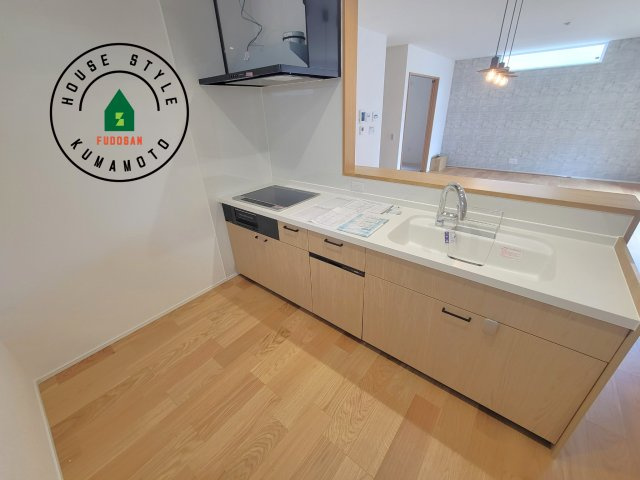 熊本市中央区薬園町第1-2棟（1号棟）のキッチン|ダイニングテーブルへの配膳がラクラク、お料理はかどるカウンター付きシステムキッチン！