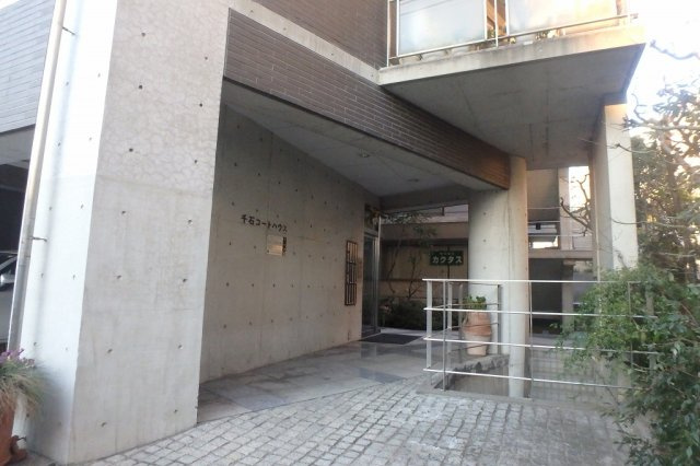 千石コートハウスのエントランス