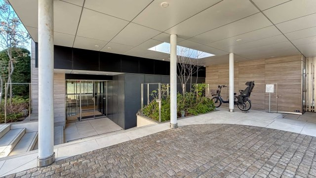 プラウド新宿中落合のエントランス