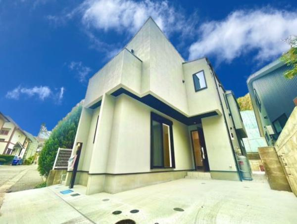 鎌倉市植木の新築一戸建の前面道路含む現地写真|周辺は落ち着いた街並みになります。
子育てにはぴったりの住環境♪