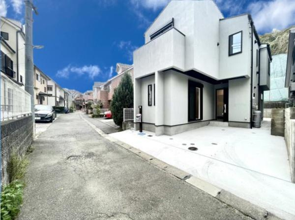 鎌倉市植木の新築一戸建の前面道路含む現地写真|車通りが少ない為、小さなお子様にも安心です。
是非一度、現地へ起こしください。

