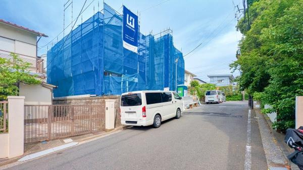 横浜市南区大岡３丁目の新築一戸建の前面道路含む現地写真|広々とした前面道路！
駐車も楽に行えます。