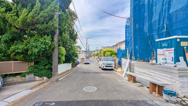 横浜市南区大岡３丁目の新築一戸建の前面道路含む現地写真|車通りが少ない為、小さなお子様にも安心です。
是非一度、現地へ起こしください。

