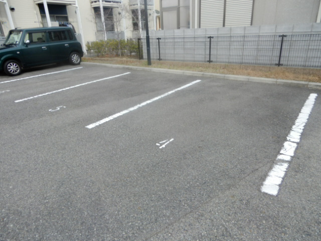 明石市大久保町松陰のアパートの駐車場