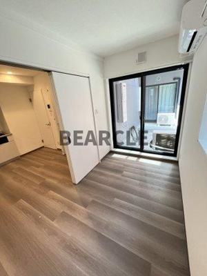 【寝室】 | THE GARNET SUITE RESIDENCE 山科WEST | 広くて明るい寝室