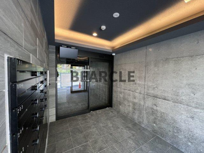 【エントランス】 | THE GARNET SUITE RESIDENCE 山科WEST | 清潔なエントランスです