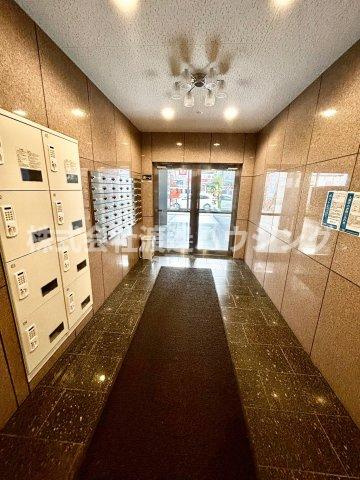 ROYALQUEENSPARK江坂のエントランス