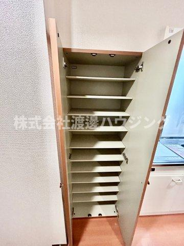 ROYALQUEENSPARK江坂の収納|天井高シューズBOX