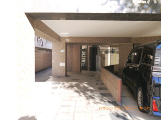 【エントランス】 | タイル敷きのお洒落なデザインのエントランスです。