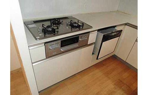 フローレンス口田南グランドアークのキッチン|季節物の衣類もスッキリ収納できるウォークインクロゼット付きです！
駐車場有り◎