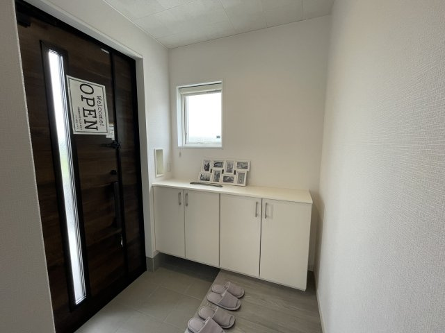 【玄関】 | 山形市浜崎　全3棟　 | 玄関ドアと小窓からの光が明るさを演出します。シューズクローゼットには写真や季節のお花を飾ることが出来ますよ♪