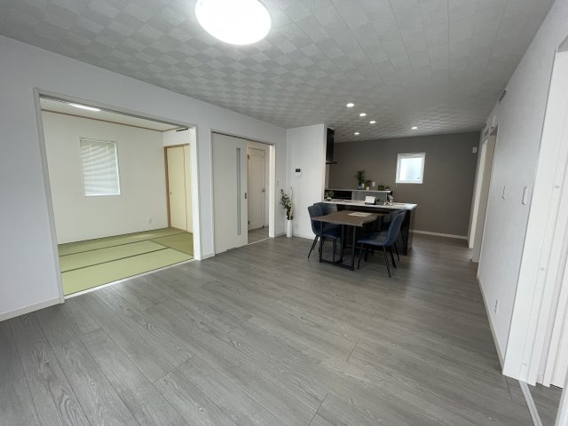 【居間・リビング】 | 山形市浜崎　全3棟　 | 気持ちの良い光と風が差し込むリビングスペース。
ダイニングテーブルやソファーを置いても十分な広さです♪