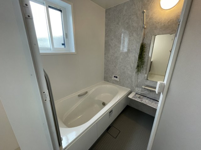 【浴室】 | 山形市浜崎　全3棟　 | 広々したバスルームは日々の疲れを癒してくれます。
半身浴タイプなので、お子さんと一緒にゆっくり湯船につかりながら１日の出来事をお話したり・・そんな素敵時間が過ごせます♪