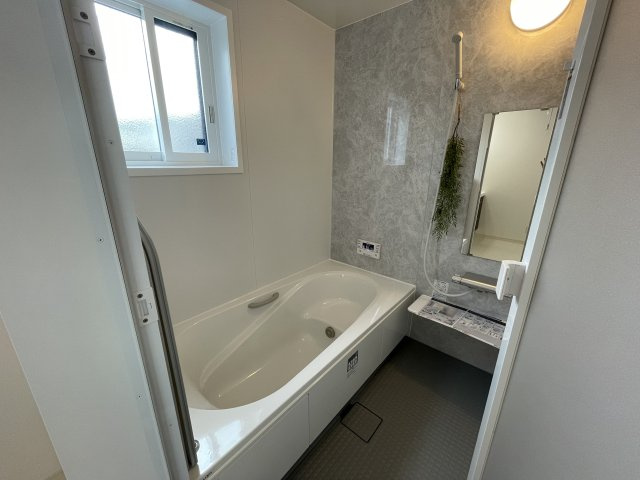 【浴室】 | 山形市浜崎　全3棟　 | 広々したバスルームは日々の疲れを癒してくれます。
半身浴タイプなので、お子さんと一緒にゆっくり湯船につかりながら１日の出来事をお話したり・・そんな素敵時間が過ごせます♪