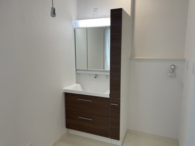 【独立洗面台】 | 山形市浜崎　全3棟　 | 人気の3面鏡を採用！広いのでこちらで洗濯したものをそのまま干すこともできそうです♪