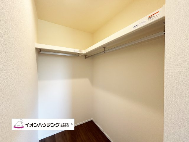 奥行の広いウォークインクローゼットにはお洋服だけではなくスーツケース等の幅を取ってしまう物も収納できて便利ですね♪