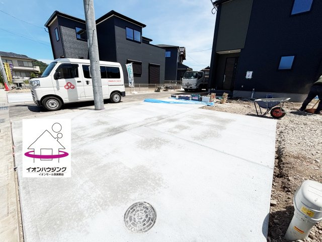 並列駐車可能♪来客時にも便利な駐車場です。