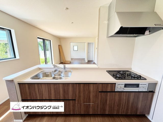 キッチン：同じ空間、同じ時間に家族で共有できるから、ダイニングキッチンが家族団らんの場所になります。居心地良く、お料理しながら家族との会話も弾みそうです♪