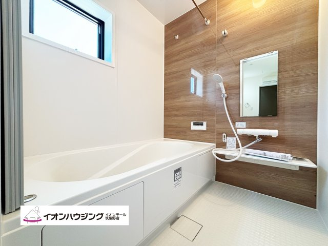 お風呂：一日の疲れをゆっくり癒せるのびのび浴槽。心身ともにリラックスできます♪
ゆったりとした浴室でリラックスタイムをお楽しみください！
