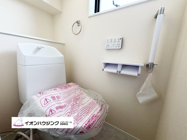 白を基調とした清潔感のあるウォシュレット付きトイレ♪