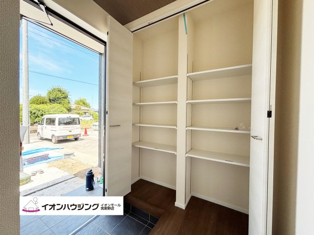 「お帰りなさい」が日常へ
家に帰るとまず目につくのがマイホーム・玄関です。
玄関を開けると家族の笑顔が・・・お帰りなさいが日常に。