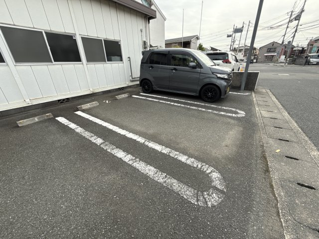 メゾンセレーノの駐車場